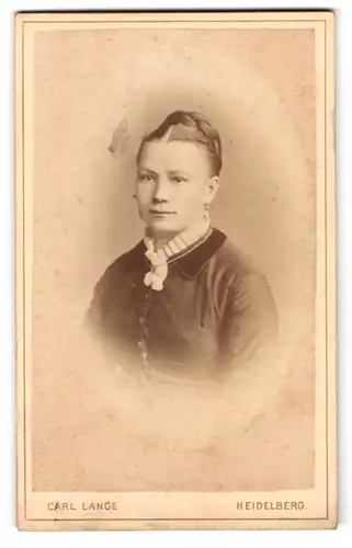 Fotografie Carl Lange, Heidelberg, Hauptstr. 87, Portrait Frau Wiedermeier im Kleid mit geflochteten Haaren