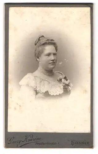 Fotografie Georg Knirim, Hannover, Aegidienthroplatz 1, Portrait Dame im Spitzenkleid mit hochgesteckten Haaren