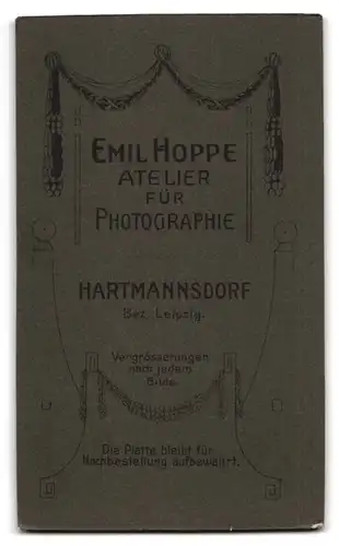 Fotografie Emil Hoppe, Hartmannsdorf, Portrait junge Frau im schwarzen Kleid mit Hochsteckfrisur