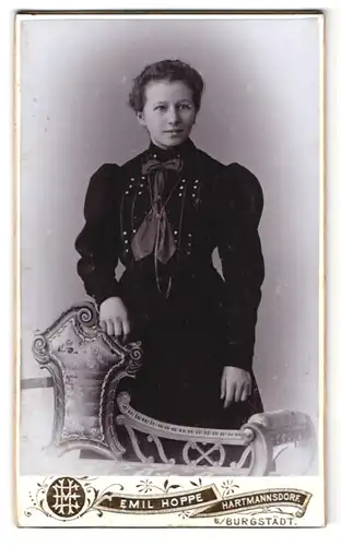 Fotografie Emil Hoppe, Hartmannsdorf, Portrait junge Frau im schwarzen Kleid mit Schleife und Halskette