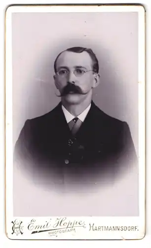 Fotografie Emil Hoppe, Hartmannsdorf, vis-a-vis der Gasanstalt, Portrait Herr im schwarzen Anzug mit Moustache