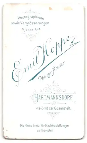 Fotografie Emil Hoppe, Hartmannsdorf, vis-a-vis der Gasanstalt, Portrait Herr im schwarzen Anzug mit Moustache