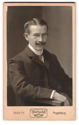 Fotografie Alfred Pieperhoff, Halle a. S., Poststr. 19, Portrait Herr im Anzug mit Zwicker Brille und Moustache