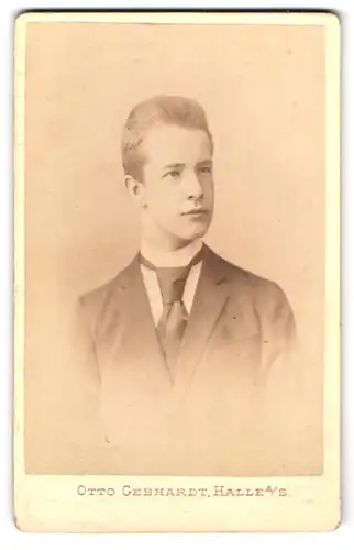 Fotografie Otto Gebhardt, Halle a. S., Gr. Ullrichstr. 11, Portrait Carl Rudolph im Anzug mit Krawatte