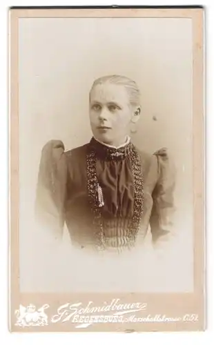 Fotografie G. Schmidbauer, Regensburg, Marschallstr. 51, Portrait junge Frau im Biedermeierkleid mit Puffärmeln
