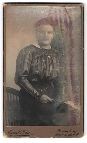 Fotografie Ernst Pein, Ronneburg, Bismarckstr. 8, Portrait Frau in karierter Bluse und schwarzen Rock
