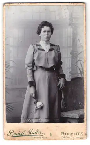 Fotografie Rudolf Müller, Rochlitz, Gärtnerstr., Portrait junge Frau im modischen Kleid mit Locken