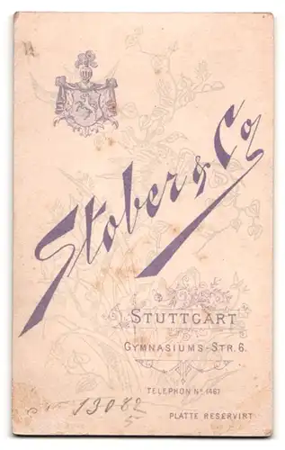 Fotografie Stober & Co., Stuttgart, Gymnasiumstr. 6, Portrait Mann im Anzug mit Fliege und Vollbart