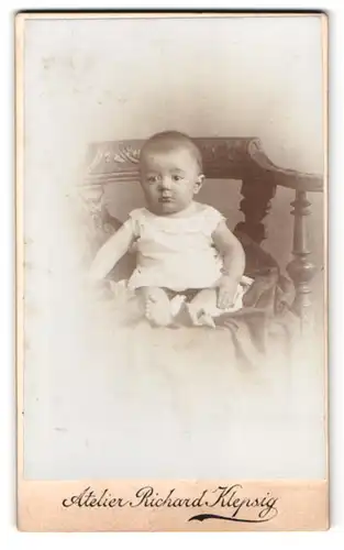 Fotografie Richard Klepsig, Hildesheim, Osterthor 7, Portrait Kleinkind im Kleidchen sitzt auf einem Stuhl