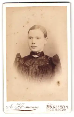 Fotografie A. Klusmann, Hildesheim, Zingel 17 A, Portrait junge Frau im Biedermeierkleid mit Puffärmeln