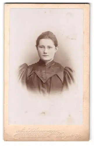 Fotografie A. Klusmann, Hildesheim, Zingle 20, Portrait junge Frau im Biedermeierkleid mit Puffärmeln