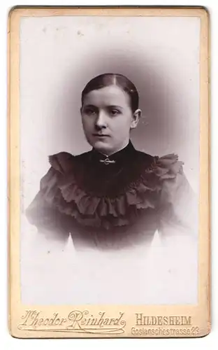 Fotografie Theodor Reinhard, Hildesheim, Goslarschestr. 23, Portrait junge Frau im dunklen Kleid mit Brosche