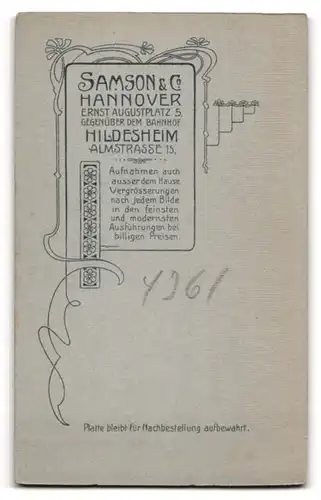 Fotografie Samson & Co., Hannover, Ernst Augustplatz 5, Portrait kleines Mädchen im weissen Kleid mit Zöpfen