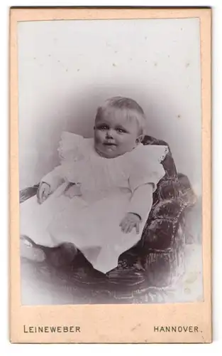 Fotografie Georg Leinweber, Hannover, Georgstr. 30, Portrait Kleinkind im weissen Kleid