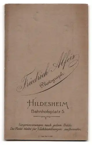 Fotografie Friedrich Alfeis, Hildesheim, Bahnhofsplatz 5, Portrait kleines Kind im weissen Leibchen auf einem Sessel