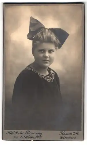 Fotografie Atelier Breuning, Hanau a. M., Bleichstr. 9, Portrait Frau im schwarzen Kleid mit Haarschleife