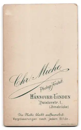 Fotografie Chr. Miche, Hannover-Linden, Deisterstr. 1, Portrait rundliche Frau im Kleid mit Brosche