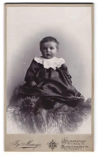 Fotografie Jg. Menge, Halberstadt, Breiteweg 15, Portrait Kleinkind im Kleid mit Spitzenkragen