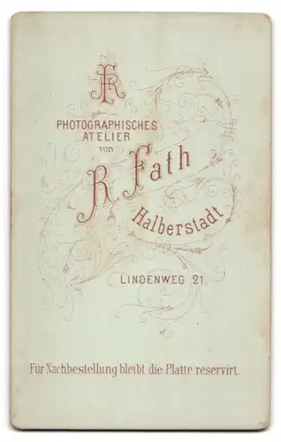 Fotografie R. Fath, Halberstadt, Lindenweg 21, Portrait kleiner Knabe im Anzug mit Fliege