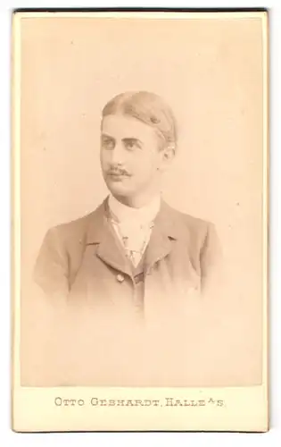 Fotografie Otto Gebhardt, Halle a. S., Gr. Ullrichstr. 11, Portrait Rudolf Bethmann im Anzug mit Schnauzbart