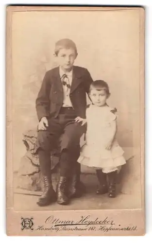 Fotografie Ottmar Heydecker, Hamburg, Steinstr. 147, Portrait Bruder und Schwester im Anzug und Kleid im Atelier