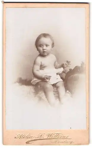 Fotografie D. Wetter, Hamburg, Reeperbahn 97, Portrait halbnacktes Kleinkind auf einem Fell sitzend