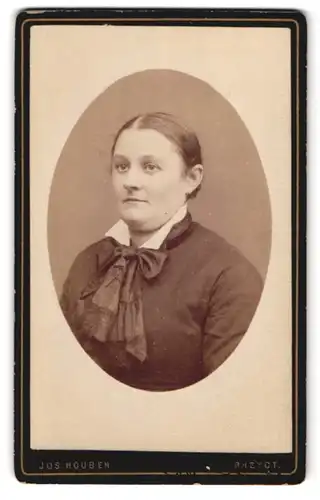 Fotografie Jos. Houben, Rheydt, Friedrich Wilhelm Str. 46, Portrait Frau im Kleid mit Schleife