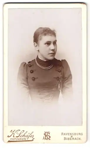 Fotografie K. Schäfer, Ravensburg, Gartenstr. 26, Portrait Anna Roth im Biedermeierkleid mit Halskette