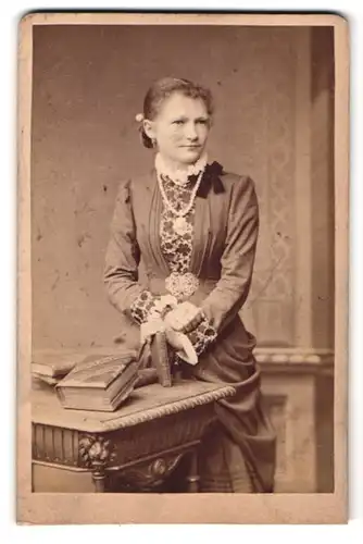 Fotografie Carl Schneider, Reichenbach i. V., Weinholdstr., Portrait Frau im Biedermeierkleid mit Spitzenkragen