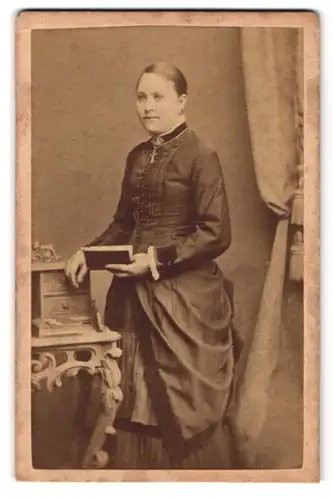 Fotografie Oscar Vogel, Ronneburg, Portrait Dame im Biedermeierkleid mit Buch in der Hand