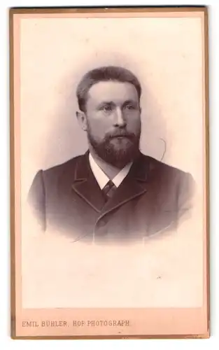 Fotografie Emil Bühler, Mannheim, Lit. B. 5 Nr. 14, Portrait Herr im dunklen Anzug mit Vollbart