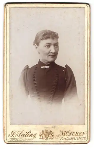 Fotografie F. Seiling, München, Prielmayerstr. 18, Portrait alte Frau im Biedermeierkleid mit Locken