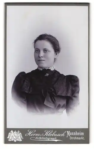 Fotografie Herm. Klebusch, Mannheim, Strohmarkt o 4.5., Portrait junge Frau im Biedermeierkleid mit Puffärmeln