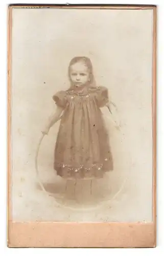 Fotografie Fotograf und Ort unbekannt, Portrait kleines Mädchen im Kleid mit Reifen