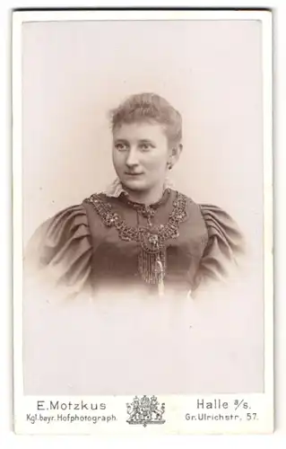 Fotografie E. Motzkus, Halle a. S., Gr. Ullrichstr. 57, Portrait junge Frau im Biedermeierkleid mit Puffärmeln