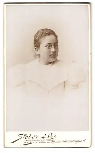 Fotografie Stober & Co., Stuttgart, Gymnasiumstr. 6, Portrait Frau im weissen Kleid mit Zwicker Brille