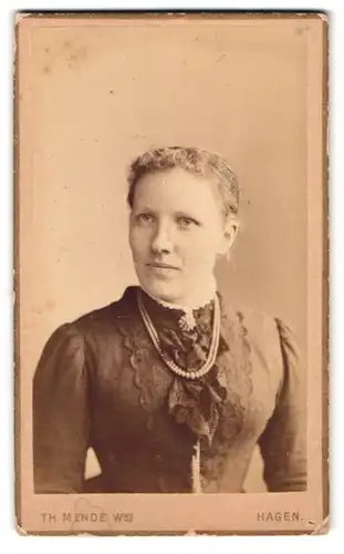 Fotografie Th. Mende, Hagen, Elberfelderstr. 82, Portrait Dame im Biedermeierkleid mit Spitzenkragen