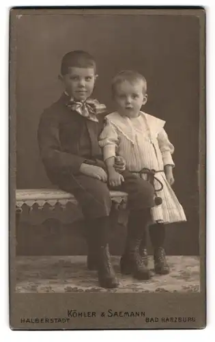 Fotografie Köhler & Saemann, Halberstadt, Heinrich Juliusstr. 8, Portrait zwei Geschwister im Anzug und Kleid