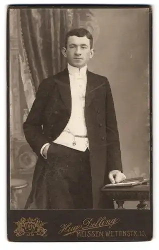 Fotografie Hugo Delling, Meissen, Wettinstr. 10, Portrait Alfred Rost im Anzug mit Segelohren