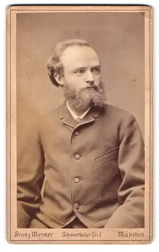 Fotografie Franz Werner, München, Schwanthaler-Str. 1, Portrait Mann mit Vollbart im Anzug