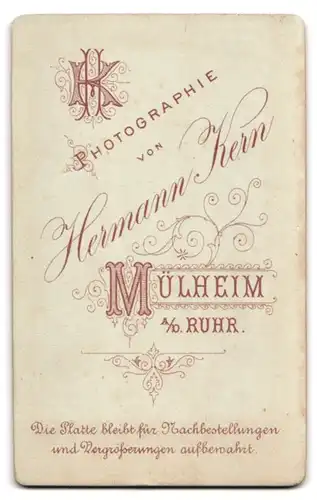 Fotografie Hermann Kern, Mülheim a. d. Ruhr, Portrait Frau im Biedermeierkleid mit Halskette