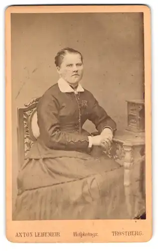 Fotografie Anton Lehemeir, Trostberg, Portrait Dame im Kleid sitzt an einem Sekretär