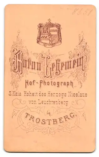 Fotografie Anton Lehemeir, Trostberg, Portrait Dame im Kleid sitzt an einem Sekretär