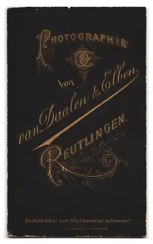 Fotografie van Daalen & elben, Reutlingen, Portrait junge Dame im Kleid mit zurückgebundenen Haaren