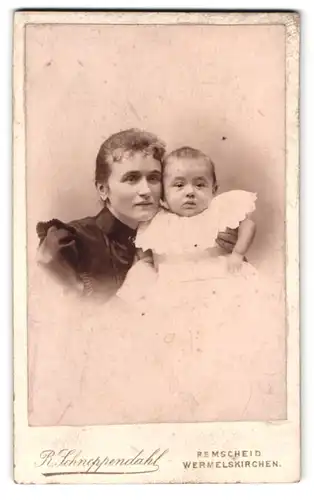 Fotografie R. Schneppendahl, Remscheid, Portrait Mutter im Kleid mit Kleinkind im Arm