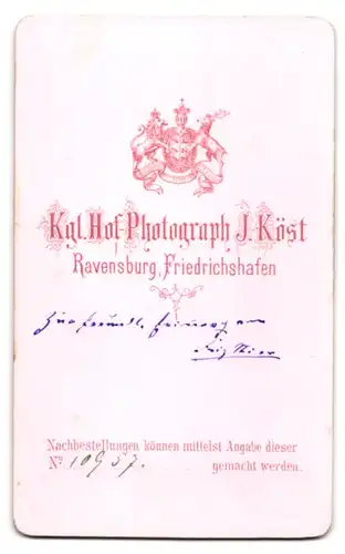 Fotografie J. Köst, Ravensburg, Portrait Herr im Anzug mit Fliege und Locken