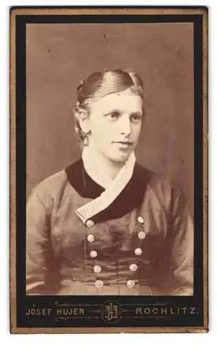Fotografie Josef Hujer, Rochlitz, Hotel Haney, Portrait junge Frau im karierten Kleid mit Spitzenkragen