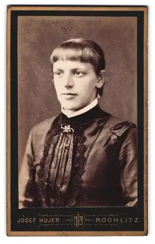 Fotografie Josef Hujer, Rochlitz, Hotel Haney, Portrait Dame im Kleid mit Brosche