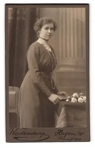 Fotografie Westendorp, Hagen / W., Portrait Dame im gestreiften Kleid mit Halskette
