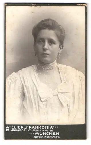 Fotografie Atelier Frankonia, München, Gärtnerplatz 4, Portrait Frau im weissen Kleid mit Schleife und Ohrringen